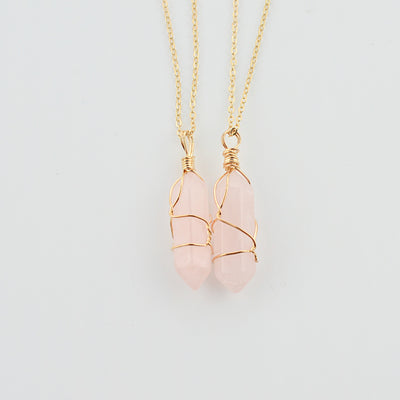 Collier doré avec pendentif en pierre naturelle quartz rose