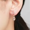Boucles d'oreilles en argent 925 or rose avec cristaux roses et strass portées