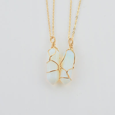 Collier doré avec pendentif en pierre naturelle opale